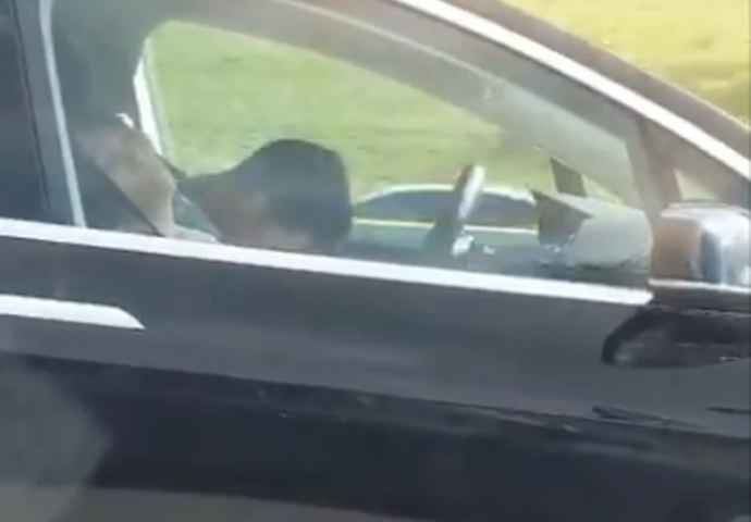 Na autoputu snimio bizaran video para u automobilu koji je išao 100 na sat: "Nisam mogao da vjerujem ŠTA RADE" (VIDEO)