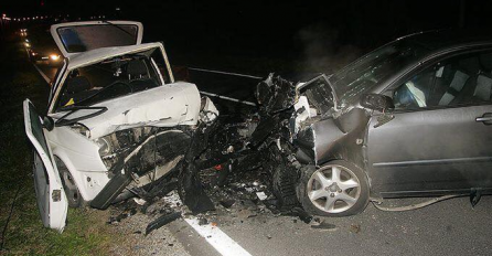 NEZAPAMĆENA TRAGEDIJA, IMA MRTIH, VATROGASCI IZVLAČE POVRIJEĐENE IZ AUTA: Policija i hitna pomoć na licu mjesta!