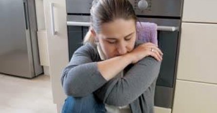 "Imam 44 godine, metar i ćevap “visoka”, 72 kg težine…poluteška kategorija BMI 28!  Ne mogu se obući ko sve normalne žene, doduše i ne tvrdim da JESAM normalna. Volim štikle, straaaašno volim štikle, ali lijeva noga je već otišla helac, vene poiskakale.."