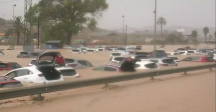 STRAVIČNE POPLAVE POGODILE SJEVER DRŽAVE, RASTE BROJ ŽRTAVA: Saobraćaj potpuno blokiran, VOJSKA POMAŽE U EVAKUACIJI!