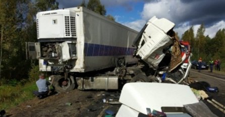 STRAVIČNA NESREĆA POGINULO SEDMERO LJUDI, IMA POVRIJEĐENIH: Kamion se zakucao u autobus prepun putnika, JEZIVE SCENE!