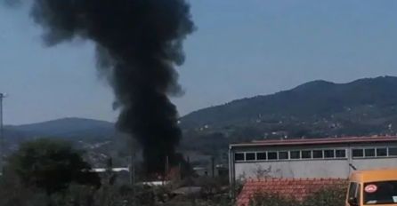 POŽAR U KASARNI RAJLOVAC: Na terenu šest vatrogasnih jedinica! Iz zgrade kulja gust crni dim! Čule se i eksplozije