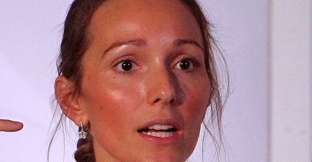 JELENA ĐOKOVIĆ ZAVRŠILA U BLATU, OTIŠLA NA SELO PA JE USLIKALI U OVOM IZDANJU: Ova fotografija vrijedi bogatstva!