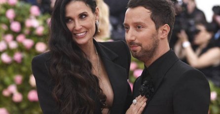 GLUMICA DEMi MUR PIŠE KNJIGU O TRAGEDIJI IZ DJETINJSTVA KAO I ŠOKANTNIM DETALJIMA O SEBI I SVOM MUŽU: Proživjela PAKAO!