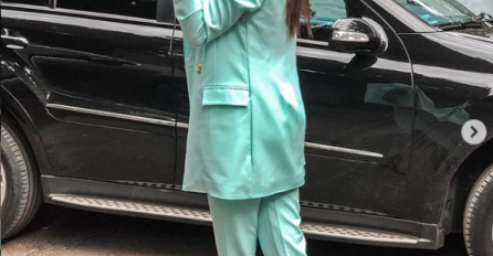 DŽEJLA RAMOVIĆ SINOĆ SE POJAVILA U GRANDU: Visoke štikle na nogama, a kad se okrenula, SVIMA SU OČI STALE!