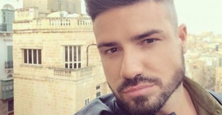 PJEVAČ ZAVRŠIO U BOLNICI, MORALI GA HITNO OPERISATI: Evo u kakvom je stanju sada, fanovi zabrinuti! (FOTO)