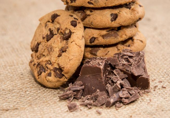 JEDEŠ, A NE GOJIŠ SE! Zdrava GRICKALICA sa MALO kalorija: Čokoladni kolačići  gotovi za minut!