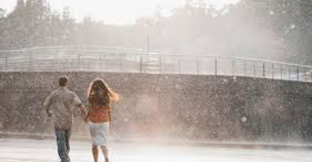 "Izlazimo iz kafica bivši dragi i ja. Napolju pljusak."