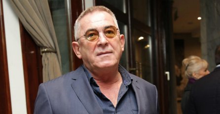 VAŽIO JE ZA VJEČITOG NEŽENJU A SADA SU ISPLIVALI ŠOKANTNI PODACI: Poznati glumac je stao NA LUDI KAMEN, a mlada je obukla SKROZ ČUDNU, ROZE VJENČANICU! FOTO