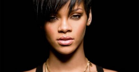 RIJANA PONOVO ZAPALILA DRUŠTVENE MREŽE, NOVE FOTOGRAFIJE U DONJEM VEŠU: JEDAN DETALJ na njenoj zadnjici ne može ostati NEPRIMJETAN,evo O ČEMU je riječ! (FOTO)