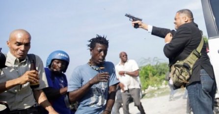 IZAZVAO POTPUNI HAOS Političar ispred parlamenta izvadio pištolj i počeo pucati po ljudima