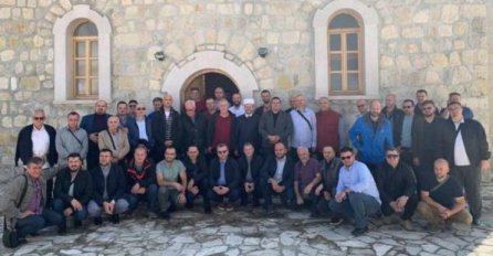 NAKON PRIMITIVNOG ČINA DANELA RAJKOVIĆA Čak 44 imama iz Sarajeva stigla u Gacko pružiti podršku: Pogančeri ne mogu isprljati - koliko nas ima koji ćemo čistiti i čuvati!