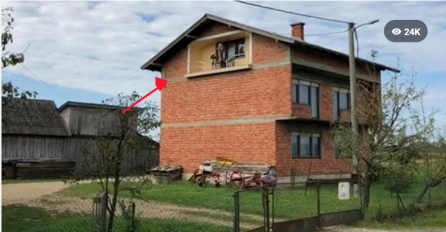 HODAO JE KROZ SELO, A ONDA UGLEDAO ČUDAN PRIZOR: Pogledajte koga vlasnik ove kuće drži na lođi, NEVJERICA! (FOTO)