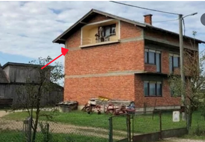 HODAO JE KROZ SELO, A ONDA UGLEDAO ČUDAN PRIZOR: Pogledajte koga vlasnik ove kuće drži na lođi, NEVJERICA! (FOTO)