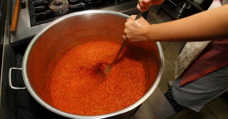 RECEPT ZA DOMAĆI AJVAR ZA PRSTE POLIZATI, JEDAN SASTOJAK JE KLJUČAN: Osigurajte zimnicu na vrijeme prateći OVE SAVJETE!