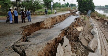 SNAŽAN ZEMLJOTRES RAZORIO CIJELO NASELJE, IMA POGINULIH: Oštećene zgrade, ljudi prestrašeni napuštali domove!