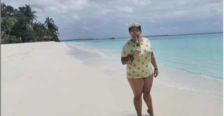 MATORINA SLIKA SA MALDIVA HIT NA INTERNETU: Gore majica, a dole... FANOVI PLAČU OD SMIJEHA, KONAČNO POKAZALA NOGE! (FOTO)