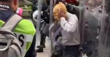 DONALD TRUMP ISPREBIJAN, STAO ISPRED POLICIJSKOG KORDONA I USLIJEDIO UŽAS: Najprije su ga gurali, a onda UHVATILI ZA GLAVU! (FOTO)