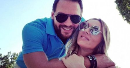 ANDREJ ATIJAS POKAZAO SVOJU JELKU, A POGLEDAJTE KO STOJI PORED NJE: Svi u nevjerici gledaju fotku na Instagramu, A TEK DA PROČITATE OPIS!