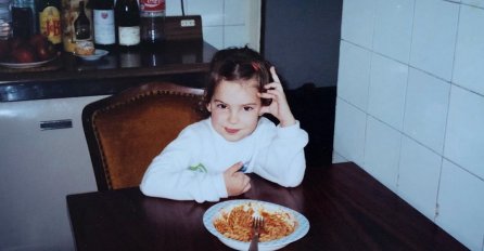 DANAS JE VELIKA ZVIJEDA U SRBIJI, NEKAD PRESLATKA DJEVOJČICA: Možete li prepoznati PJEVAČICU SA SLIKE?