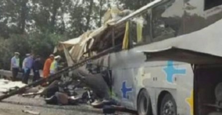 HOROR NA AUTOPUTU, SUDARALI SE AUTOBUS I KOMBI, IMA TRAGIČNO STRADALIH: Hitna na licu mjesta 