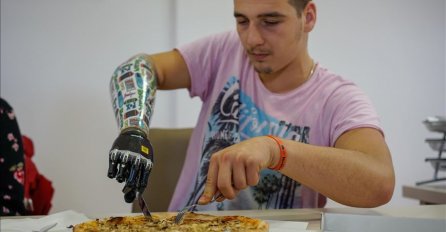 Umjetna ruka kojom Ermin upravlja mislima: Ne sažalijevajte me, ovo je moja ruka, njom ću i pisati