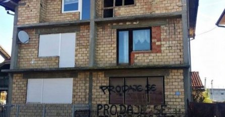 BILA DVA BRATA, JEDAN OTIŠAO U NJEMAČKU DA RADI, DRUGI OSTAO U BiH: Ova fotografija je hit na Internetu, ZBOG JEDNOG DETALJA!