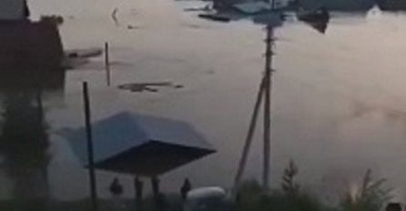 SMRTONOSNE ZMIJE SIJU STRAH, POSLIJE STRAŠNIH POPLAVA VIŠE OD 120 MRTVIH: Tijela leže u blatu, nadležni mole za helikoptere!