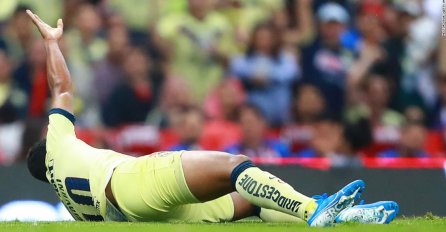 PREKRŠAJ ZA ZATVORA: Bivša zvijezda Barcelone zaradila ogromnu rupu u koljenu, stadion je momentalno utihnuo