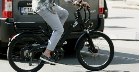 OVAKO NAŠI ESTRADNJACI TROŠE: ONA vozi  „rolls royce“, „lamborghini“, „ferrari“, „bentley“, a ON vozi biciklo! NE PATI OD TOGA DA BUDE VIĐEN A IMA MILIONE! GOSPODIN!