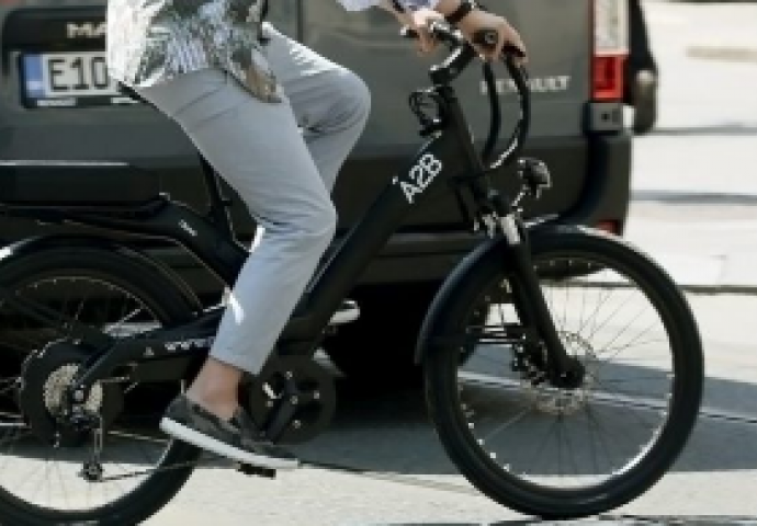 OVAKO NAŠI ESTRADNJACI TROŠE: ONA vozi  „rolls royce“, „lamborghini“, „ferrari“, „bentley“, a ON vozi biciklo! NE PATI OD TOGA DA BUDE VIĐEN A IMA MILIONE! GOSPODIN!