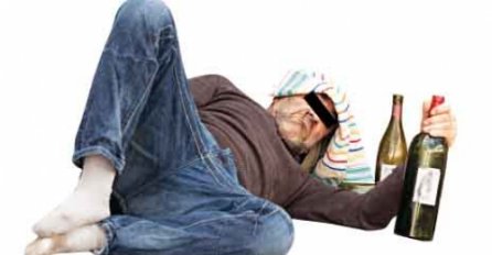 "Muka mi je od alkohola... Otac mi je alkoholičar, dva mjeseca ne ide na posao i ne trijezni se. Jučer je ponovo pio i ušao u kuću bijesan..."