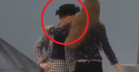 KOMIČARKA ULETILA NA REVIJU, JURILO JE OBEZBJEĐENJE: Čuvena manekenka se sa nepozvanom gošćom obračunala U SVOM STILU! Svi gledali u NEVJERICI (VIDEO)