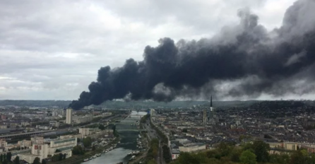 STRAŠAN POŽAR: Crni dim se nadvio nad gradom, izgorilo 5.245 tona hemijskih proizvoda! Vlasti sakrivaju istinu o posljedicama, mogu biti SMRTONOSNE!