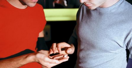 Naručili su odjeću preko interneta, a stigao im je paket vrijedan POLA MILIONA eura zbog kojeg su mogli da zaglave na TEŠKOJ ROBIJI