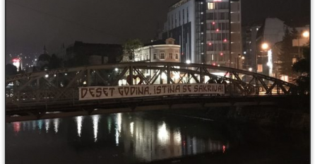 Osvanuli TRANSPARENTI u glavnom gradu! “Horde zla” poručuju: 10 GODINA ISTINA SE SKRIVA