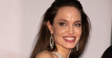 ANGELINA ŠOKIRALA PRIZOROM, OSLIKALE JOJ SE KOSTI, NA NOKTIMA KANDŽE: Ali zato haljina PRŠTI!