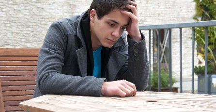 "Jedno veče, idući preko mosta vidio sam da prema meni ide djevojka u koja sam ludo zaljubljen"