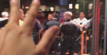 HAOS U NJUJORKU, POLICIJA ČUVALA MALAGURSKOG OD RAZULARENIH ALBANSKIH DEMONSTRANATA: Vikali UČK, a on im pokazao TRI PRSTA I poručio OVO! (VIDEO)