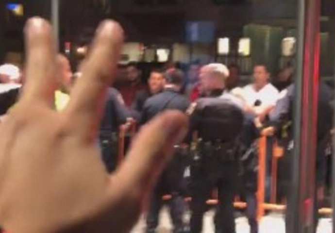 HAOS U NJUJORKU, POLICIJA ČUVALA MALAGURSKOG OD RAZULARENIH ALBANSKIH DEMONSTRANATA: Vikali UČK, a on im pokazao TRI PRSTA I poručio OVO! (VIDEO)