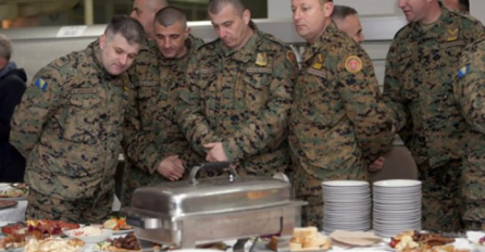 Vojnik ŠOKIRAO OBJAVOM : Evo kako Bošnjačkim vojnicima podvaljuju SVINJSKO MESO! KAD VIDITE DEKLARACIJU NA PROIZVODU NEĆETE MOĆI DA VJERUJETE