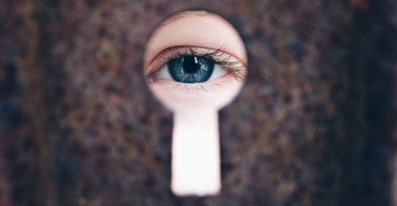 "Sama kod kuće. Roditelji poslom van države, brat na ekskurziji. Znači sama sam .."