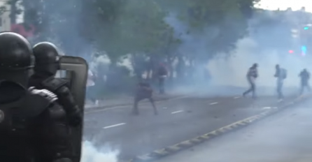 HAOS U CENTRU, BLOKIRAN GLAVNI GRAD: Policija hapsi redom, PROGLAŠENO VANREDNO STANJE!