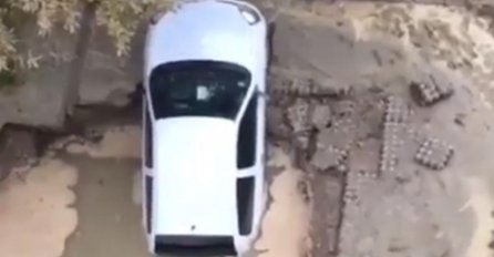 JEZIVE SCENE U REGIONU, STVORILA SE RUPA I PROGUTALA AUTOMOBIL: Ljudi se razbježali na sve strane!