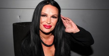 MILETOVA ŽENA IMA 53 I TIJELO ZA DESETKU: Marta Savić pokazala kako izgleda u BIKINIJU, a baškari se DALEKO OD SRBIJE! (FOTO) 