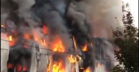 VELIKI POŽAR U CENTRU GRADA, VATRA ZAHVATILA CIJELU ZGRADU: Uplašeni vatrogasci evakuisali stanare, IMA POVRIJEĐENIH