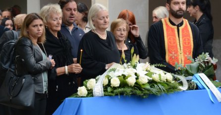 ODJEKUJU JECAJI, RIJEKA SUZA NA POSLJEDNJEM ISPRAĆAJU LANE BIJEDIĆ: Majku teško i pogledati, POTRESNE SCENE! 