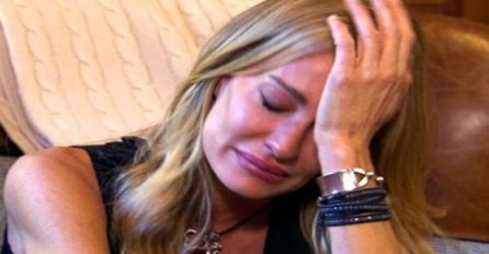 "Sama kod kuće. Roditelji poslom van države, brat na ekskurziji. Znači sama sam .."