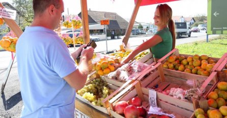 "Kad iz OPANKA uđeš u bijele čizme", KRISTINA MANDARINA SE VRATILA NA ŠTAND: Ponovo prodaje, ali sad lubenice i SVI GLEDAJU U NJENO LICE