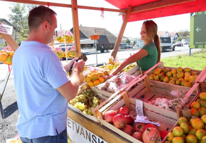 "Kad iz OPANKA uđeš u bijele čizme", KRISTINA MANDARINA SE VRATILA NA ŠTAND: Ponovo prodaje, ali sad lubenice i SVI GLEDAJU U NJENO LICE